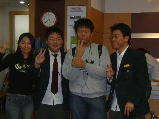 생일인 나준과 회화샘과 학생들.. > 해당 글로 이동